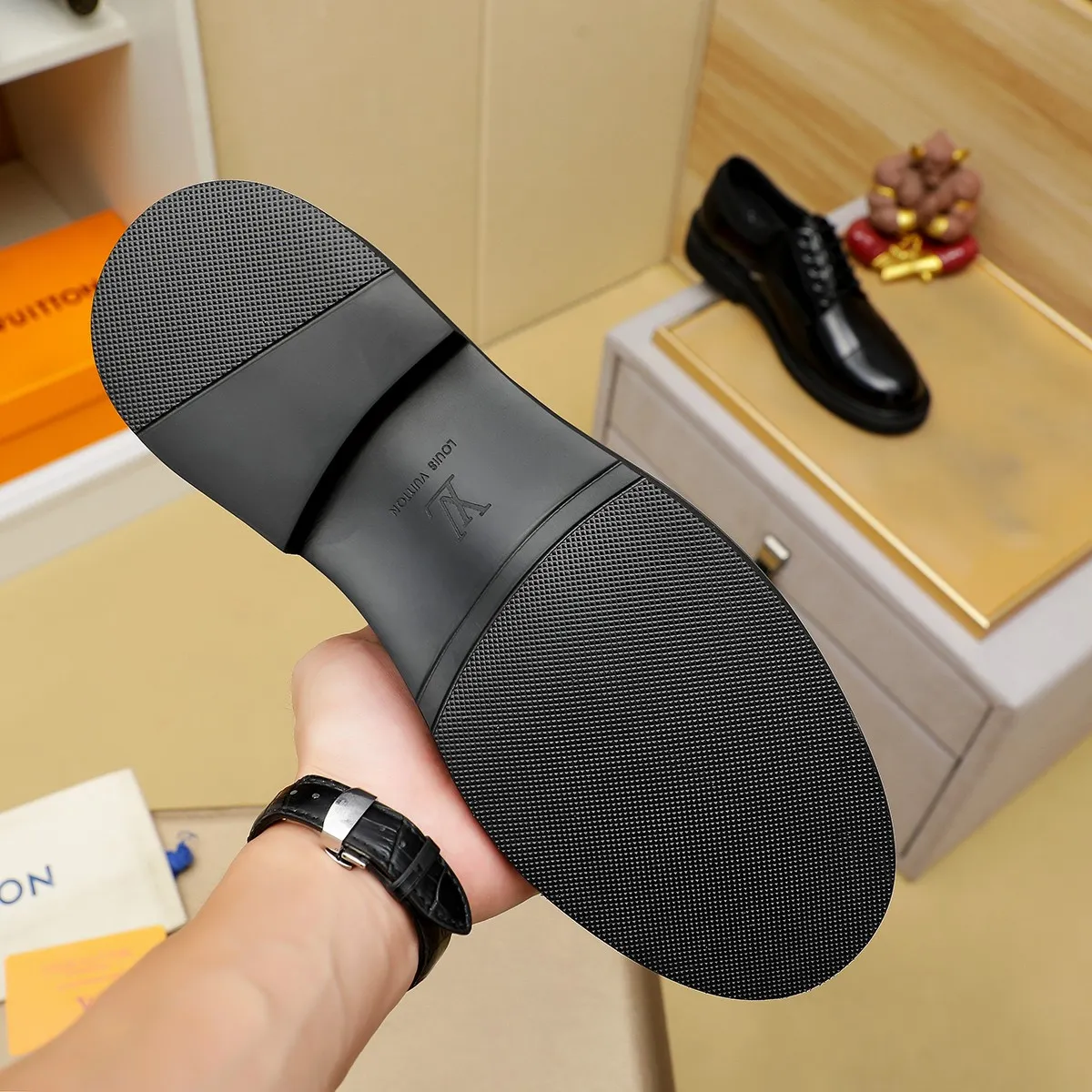 Men's shoes 💰 660 💰 Louis Vuitton LV ® 🆕 model 🔛Full shoe counter, first layer cowhide, 🐂leather lining casual shoes for men, super soft outsole, essential for driving. Counter synchronization, original first layer cowhide, completely 1:1 mold customization🌹top version, color optional! Number: 39-44 (customized at 38.45)